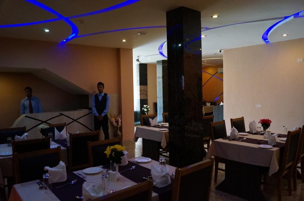 Collection O Hotel Highway Palace Guwahati Exterior foto